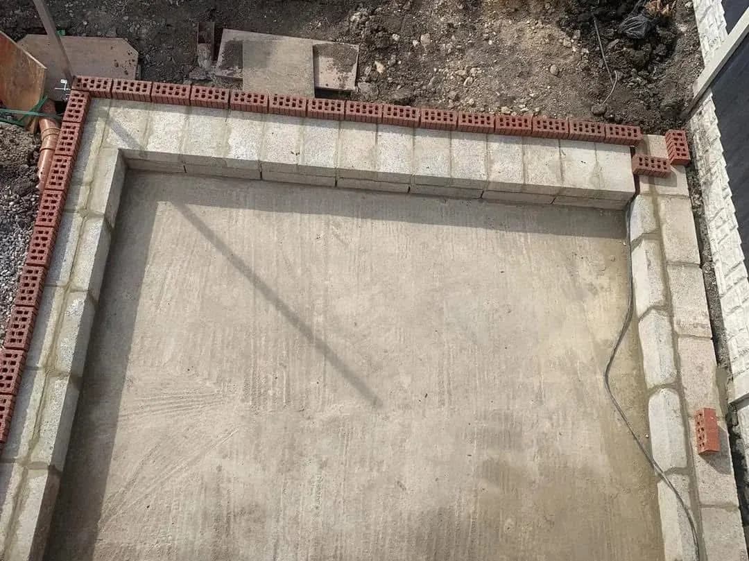 Extension foundation slab with brick block edging