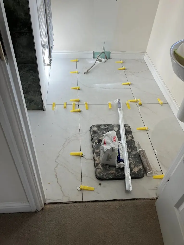 Floor tiles laid with a levelling clip system