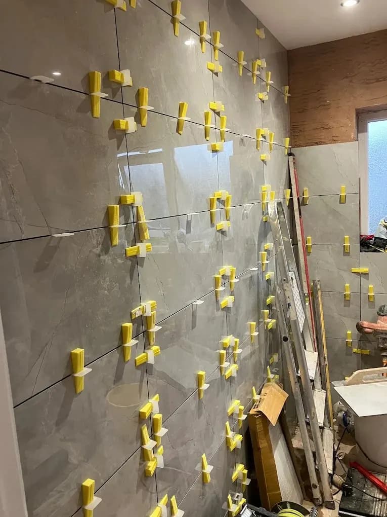 Wall tiles installed with a levelling clip system