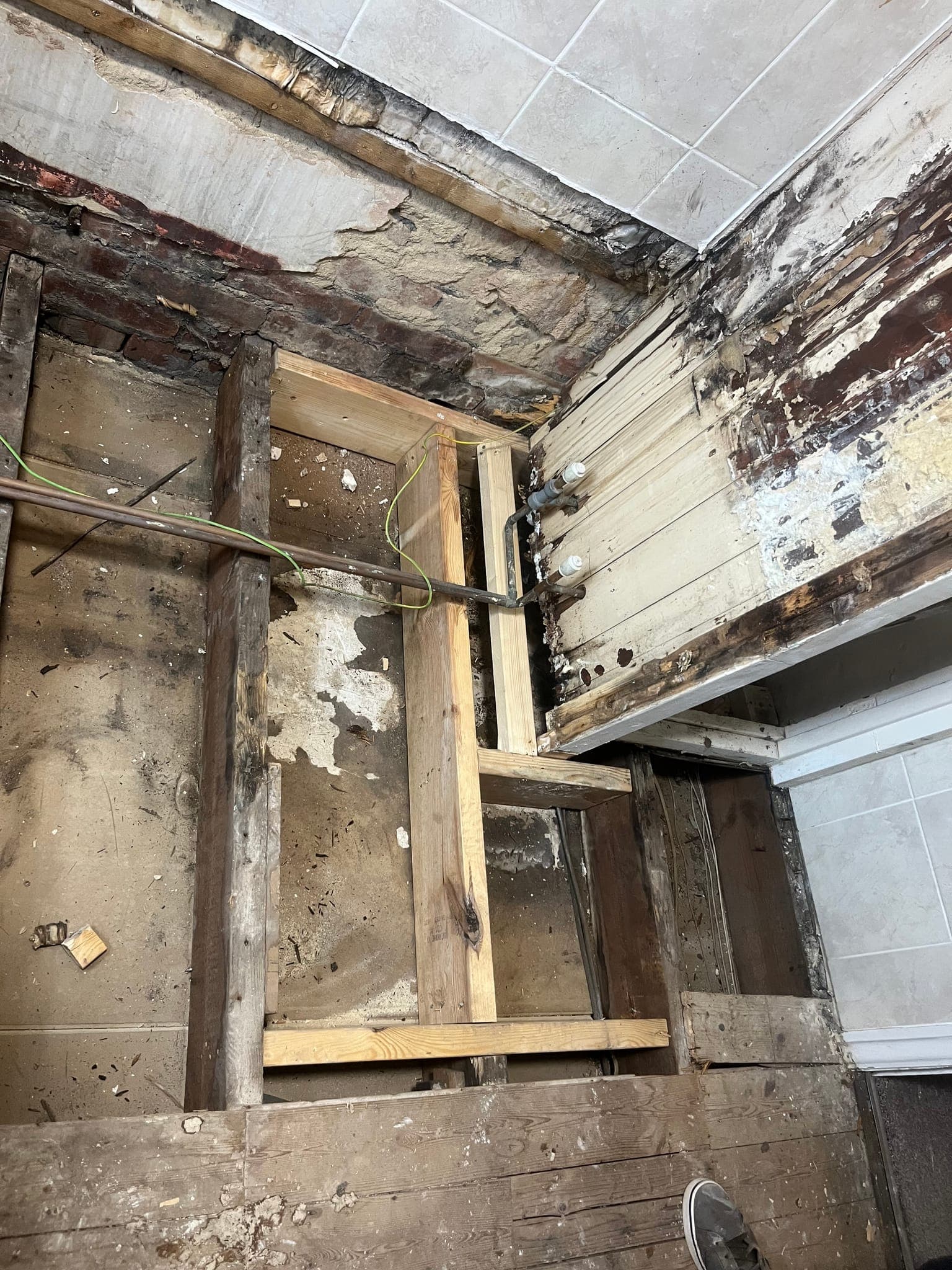 Bathroom floor rebuilt after water damage, Kirkstall — photo 8